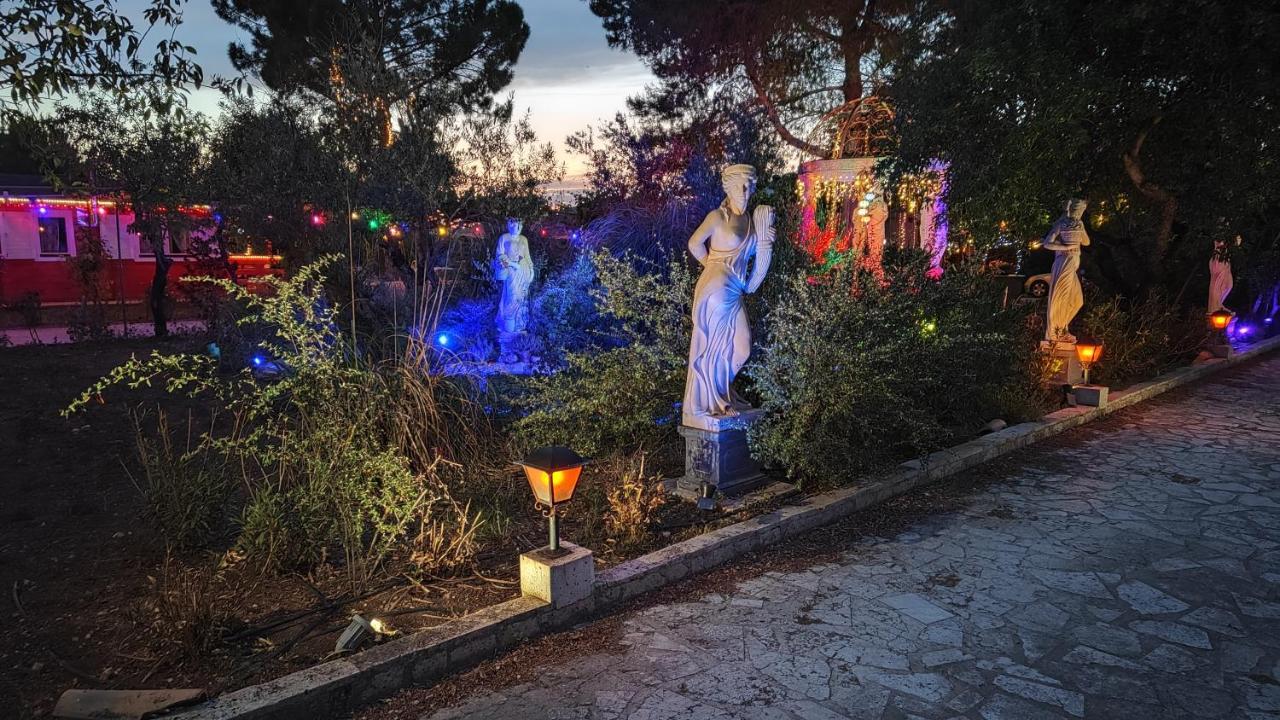 Refugio Madera Estilo Arabe Con Estatuas, Estanques Y Un Pequeno Zoo Konuk evi Albacete Dış mekan fotoğraf