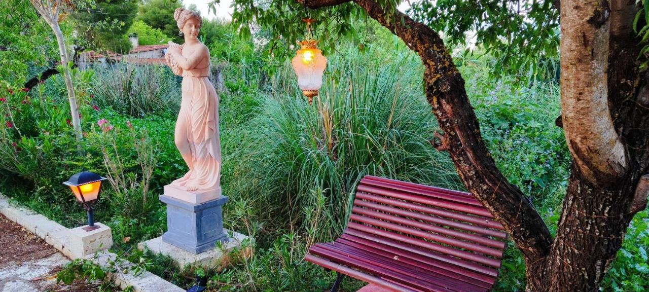 Refugio Madera Estilo Arabe Con Estatuas, Estanques Y Un Pequeno Zoo Konuk evi Albacete Dış mekan fotoğraf