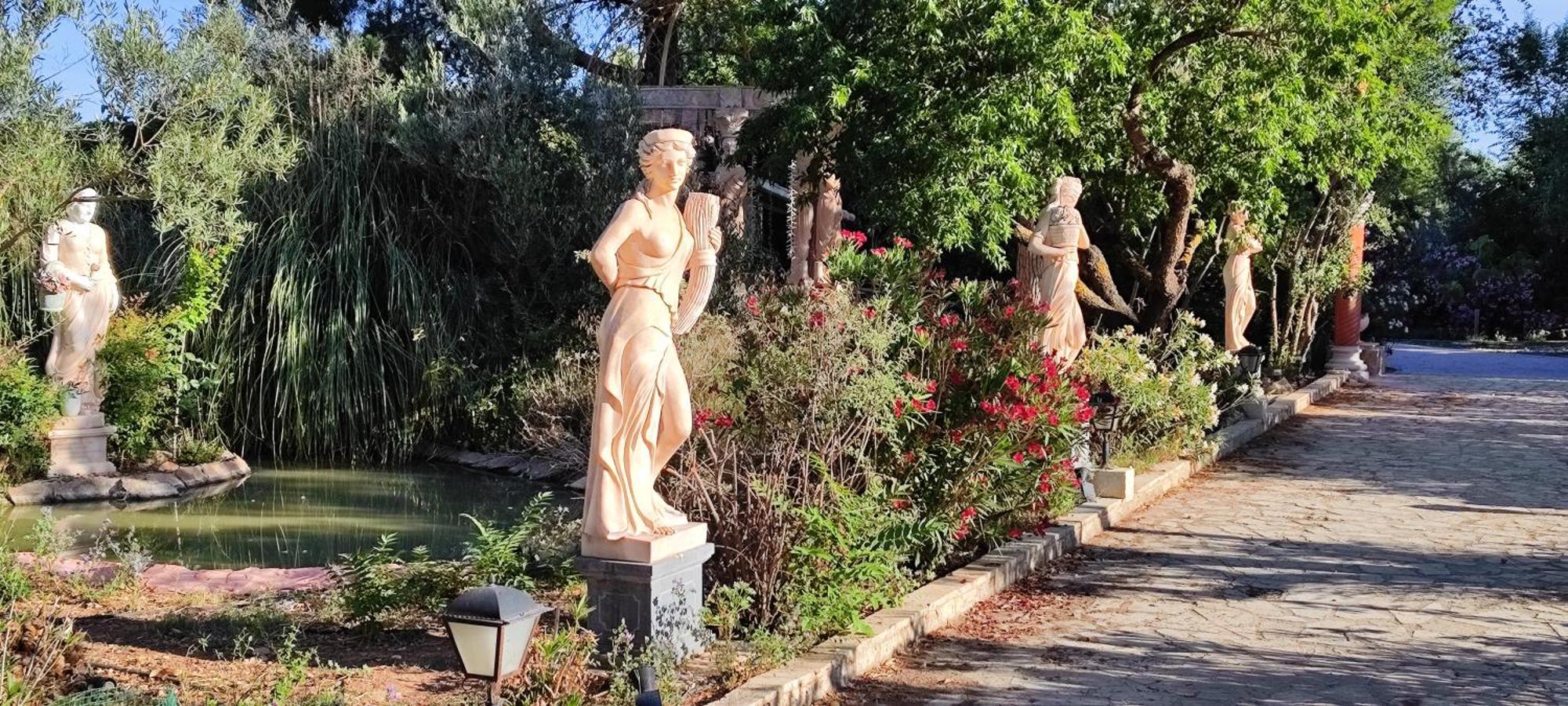 Refugio Madera Estilo Arabe Con Estatuas, Estanques Y Un Pequeno Zoo Konuk evi Albacete Dış mekan fotoğraf